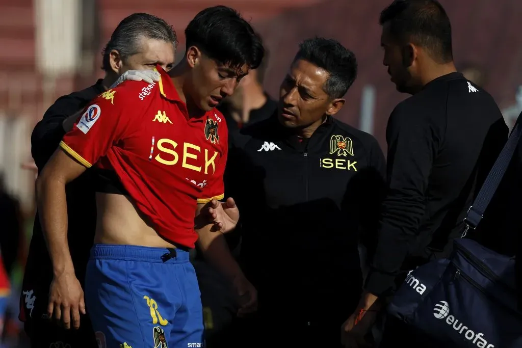 Simón Ramírez salió muy apenado por la lesión que lo sacó del duelo ante Cobresal. (Andres Pina/Photopsort).