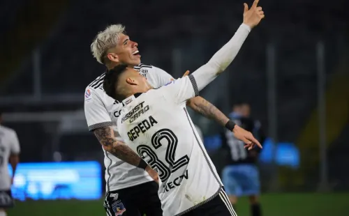 Lucas Cepeda festejó junto a Carlos Palacios, uno de los más cercanos que tiene en el plantel de Colo Colo. (Marcelo Hernandez/Photosport).