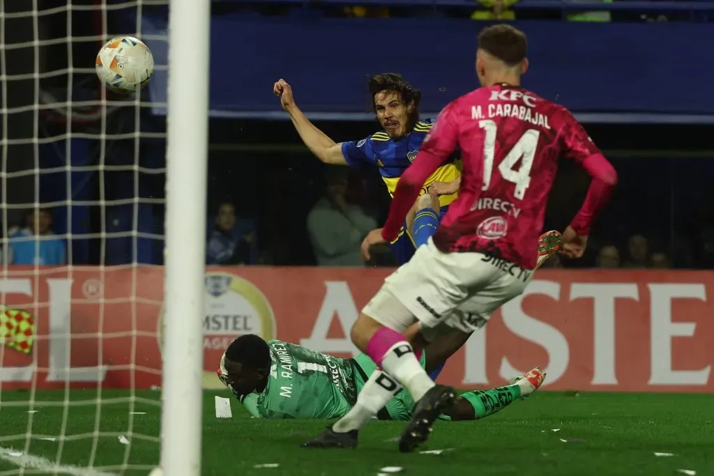 El golazo de Cavani ante Independiente del Valle en el playoff de la Copa Sudamericana. Boca pasó a octavos. (Alejandro Pagni).