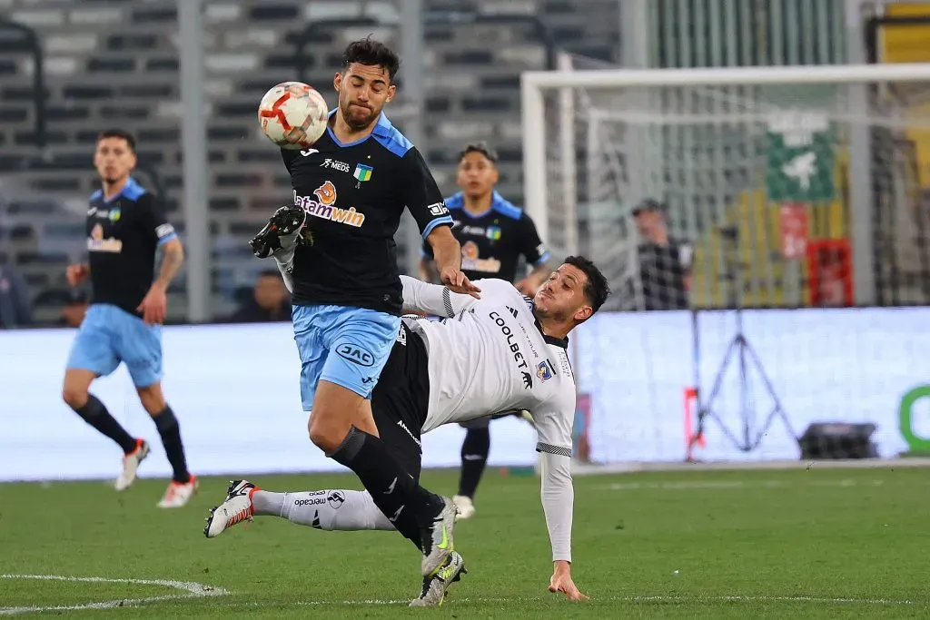 Gonzalo Castellani lucha con Carlos Auzqui por un balón. (Marcelo Hernandez/Photosport).