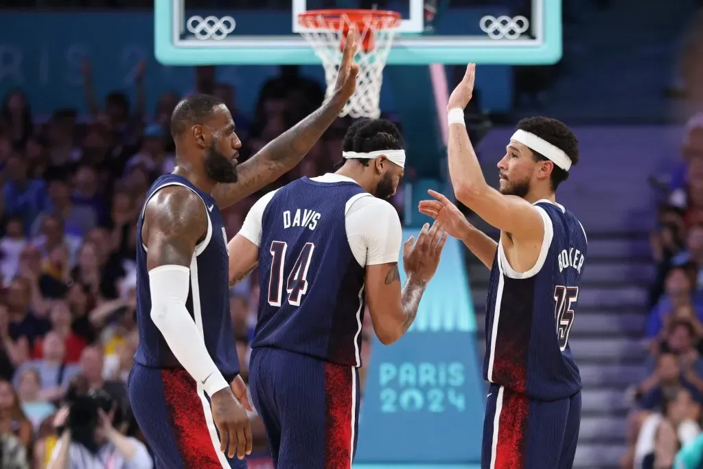 Estados Unidos derrotó a Serbia en su primer duelo en París 2024. Imagen: Getty.