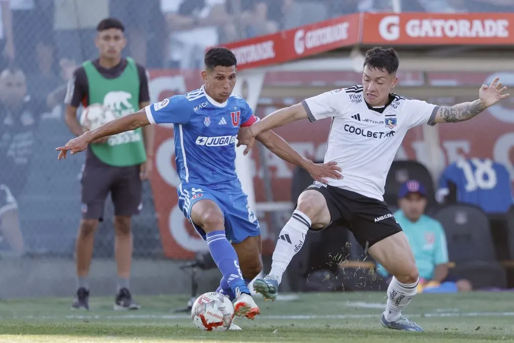 Cristián Zavala ante Israel Poblete, autor del gol en el triunfo azul en el Monumental. (Pepe Alvujar/Photosport).