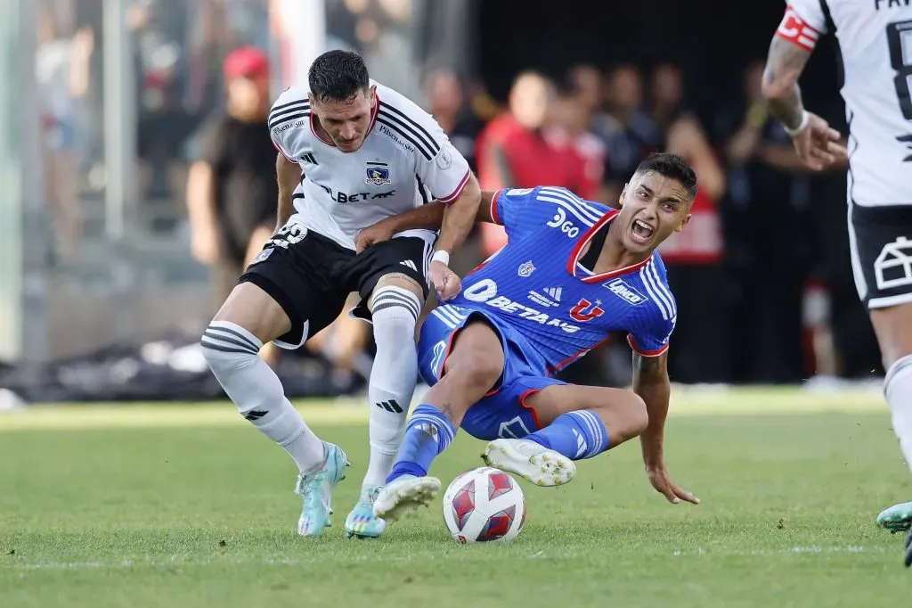 Ramiro González ante Nicolás Guerra en un Superclásico de 2023. (Pepe Alvujar/Photosport).