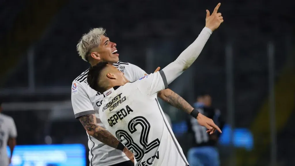 Carlos Palacios y Lucas Cepeda festejan el gol de la victoria alba. Foto: Photosport