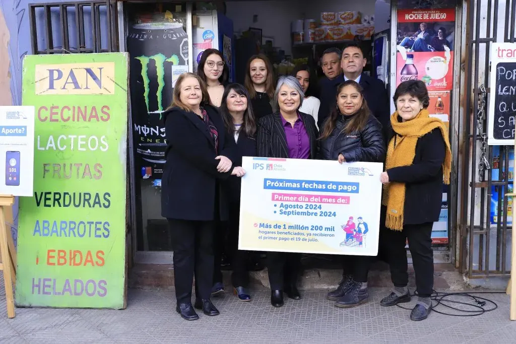 Ministra del Trabajo. Jeanette Jara, junto a beneficiarios del Bolsillo Familiar Electrónico – Imagen IPS