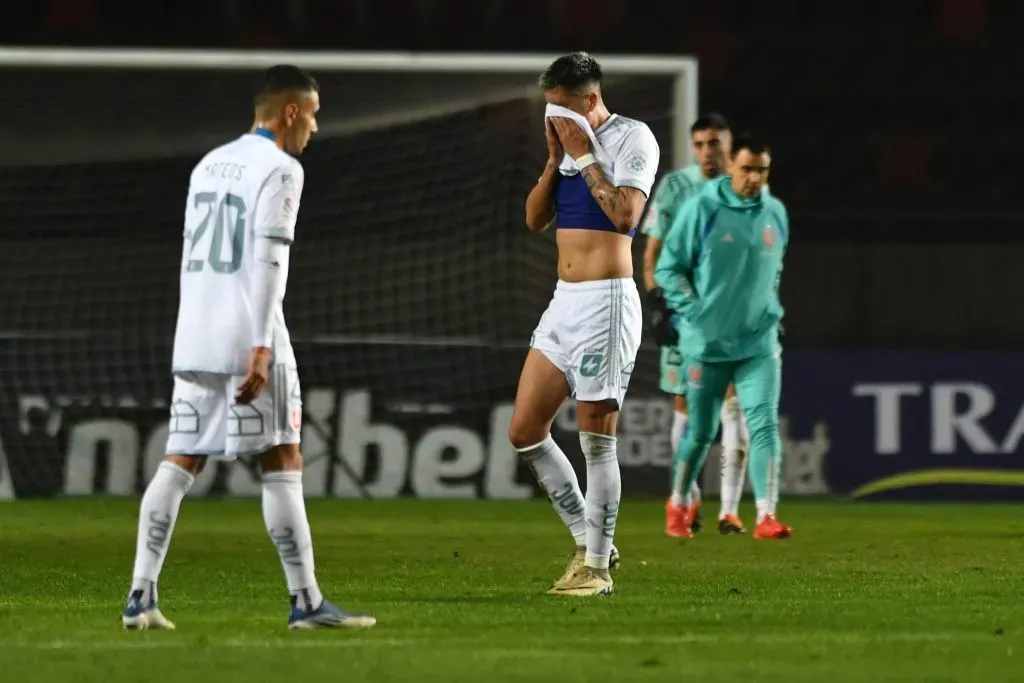 El Tucu Sepúlveda se tapa la cara tras la derrota ante Audax. (Alejandro Pizarro Ubilla/Photosport).