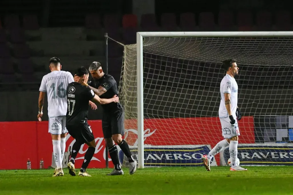 Así celebro Ignacio Jeraldino junto a Paolo Guajardo. (Alejandro Pizarro Ubilla/Photosport).