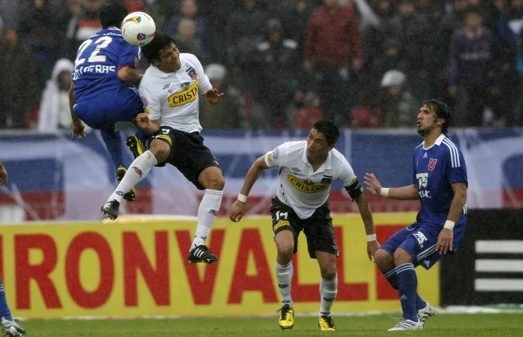 El salto de Javier Cápora ante Firuláis Contreras. (ANDRES PINA/PHOTOSPORT).