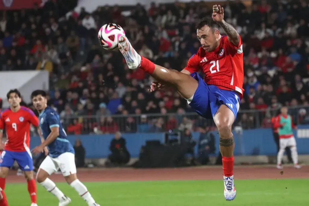 Matías Catalán en acción durante un amistoso ante Paraguay. (Jonnathan Oyarzun/Photosport).