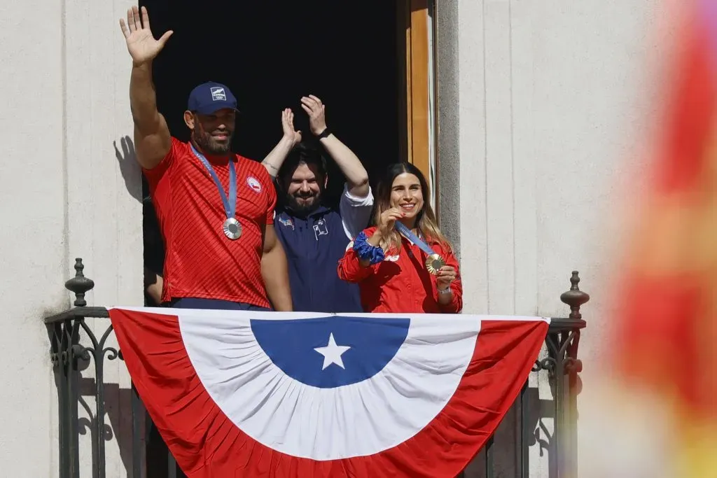 Francisca Crovetto y Yasmani Acosta en el Palacio de La Moneda luego de su participación en los juegos Olímpicos Paris 2024. Foto: Dragomir Yankovic/Aton Chile.