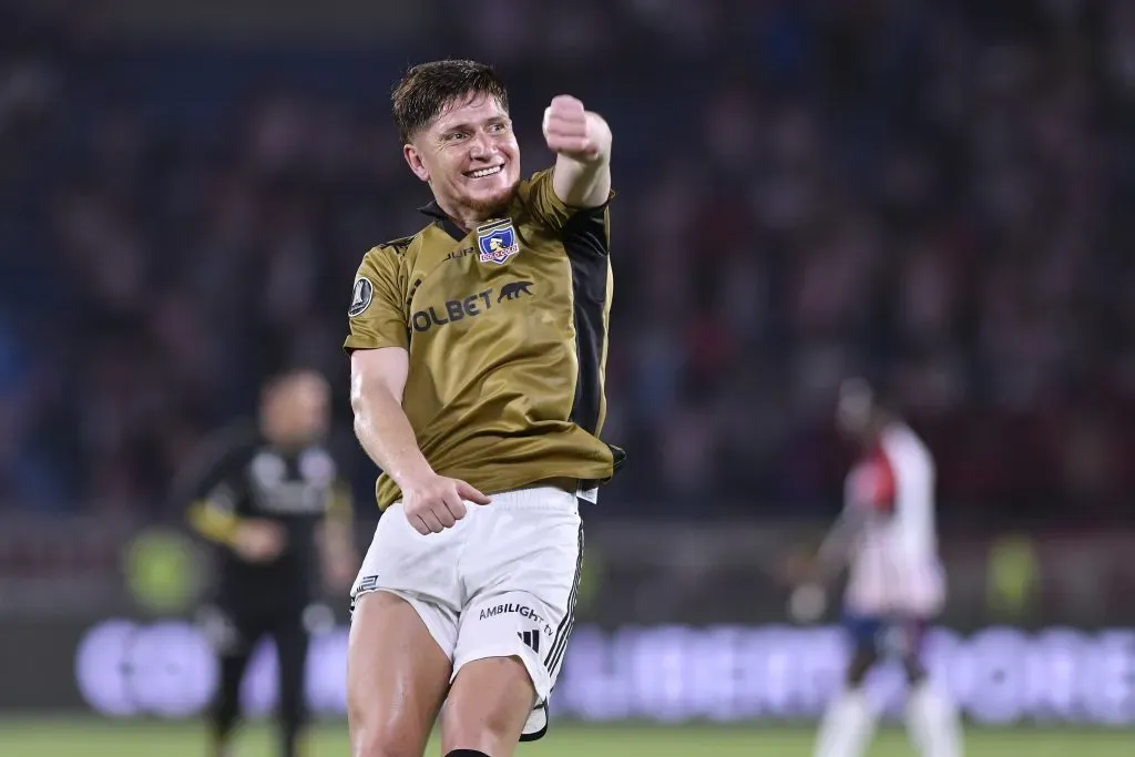 Leonardo Gil festeja la clasificación alba a los cuartos de la Libertadores. (Gabriel Aponte/Getty Images).
