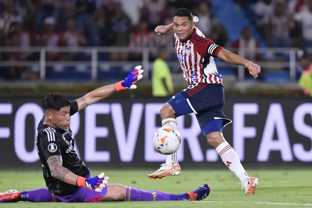 Carlos Bacca puso la cara tras quedar eliminado ante Colo Colo | Getty Images