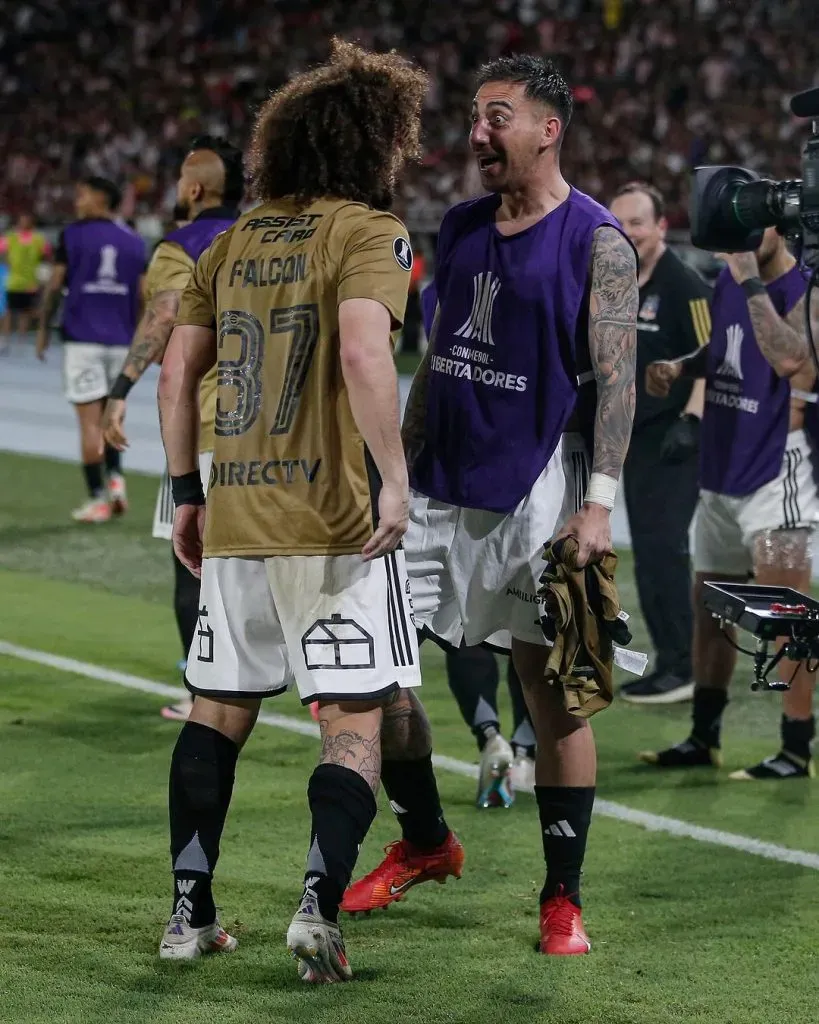Peluca Falcón y Javier Correa festejan el gol del uruguayo. (Foto: Colo Colo).