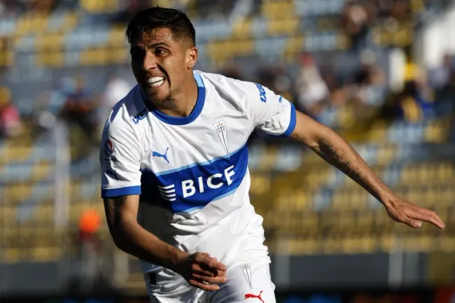 César Pinares en acción por la Católica. Parece que deberá seguir esperando (Andrés Piña/Photosport).