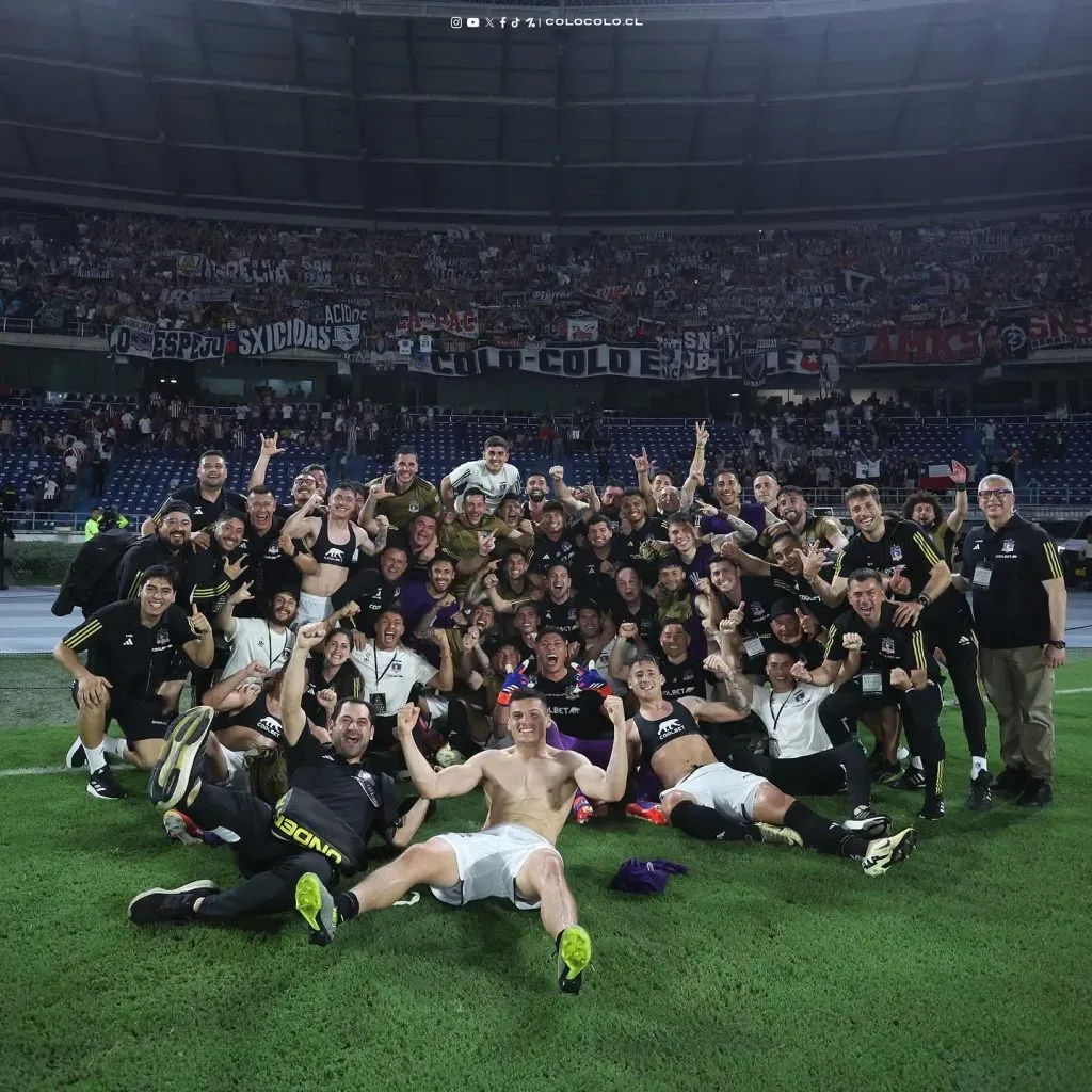 El plantel de Colo Colo es pura alegría con Jorge Almirón. Foto: Comunicaciones Colo Colo.