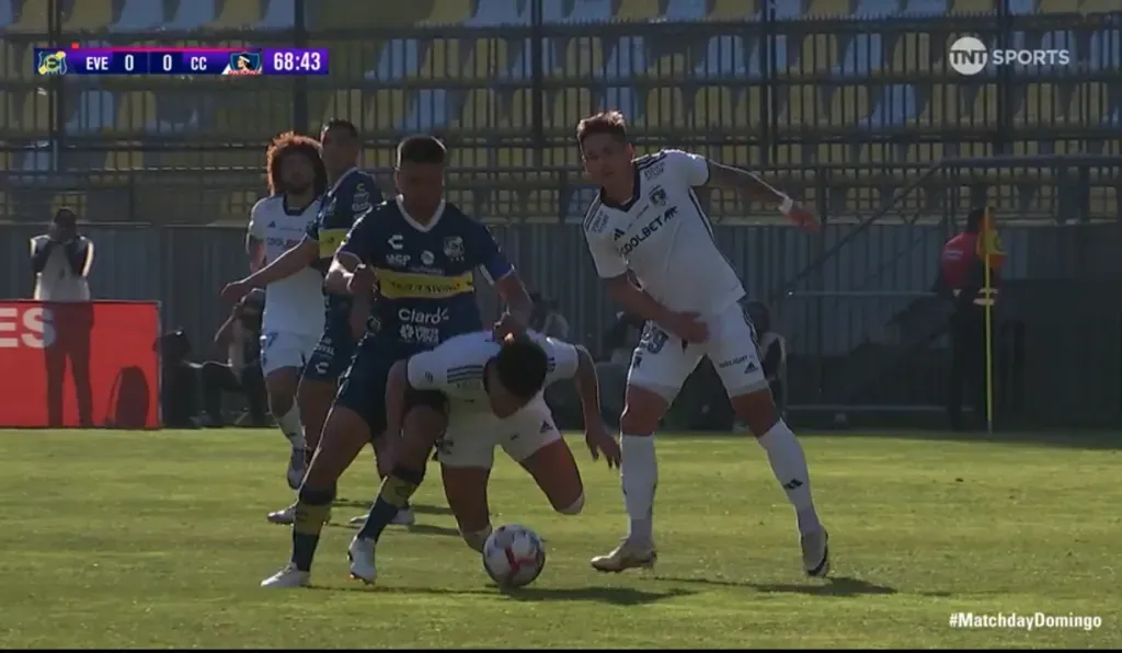 Paiva, en su intento por buscar el balón, terminó haciéndole falta a Gil.