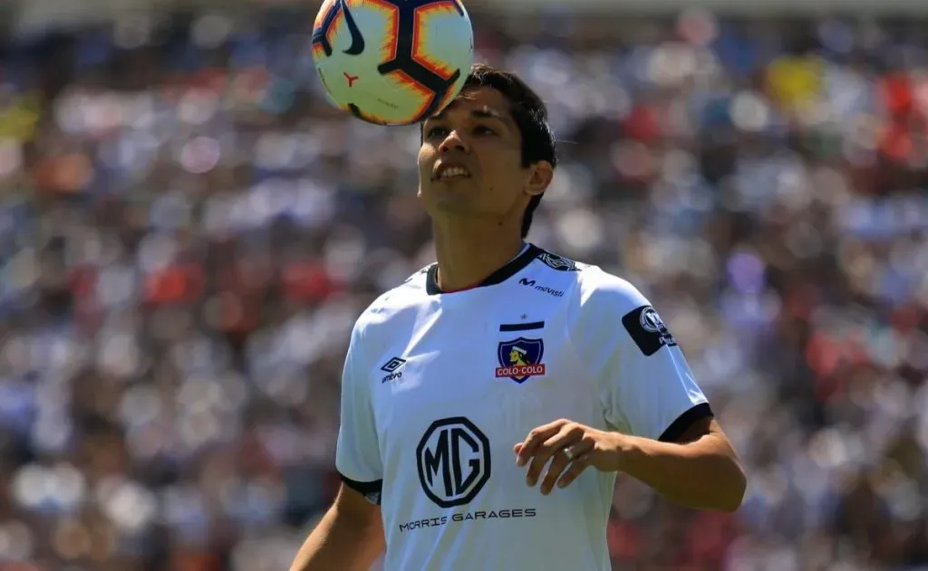 Matías Fernández se despidió de Claudio Bravo.