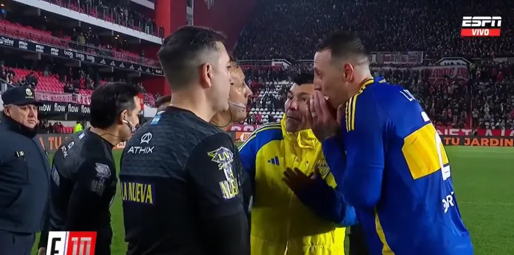 Cristian Lema y Gary Medel con el árbitro Darío Herrera. (Captura ESPN).