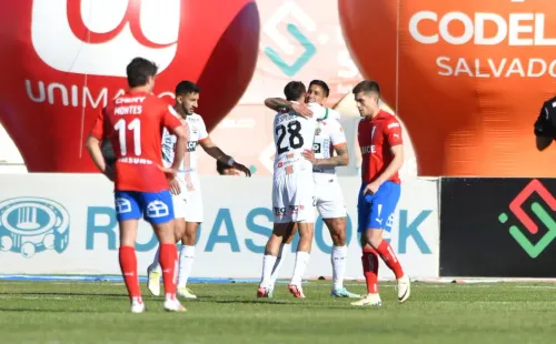 Cobresal amargó a Universidad Católica y la complica en la tabla de posiciones. Foto: Photosport.