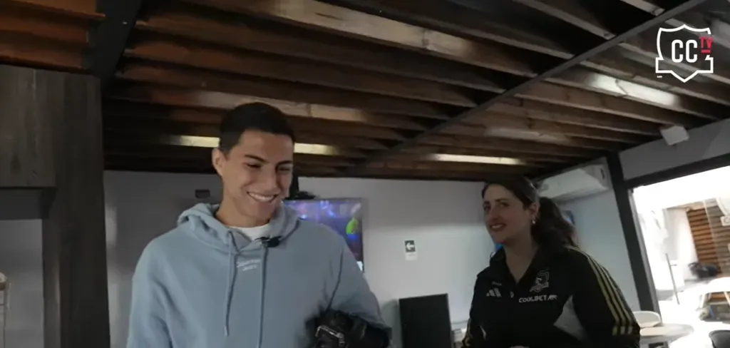Jonathan Villagra sonrió con una broma sobre la salmonella que lo tuvo internado. (Captura Colo Colo TV).