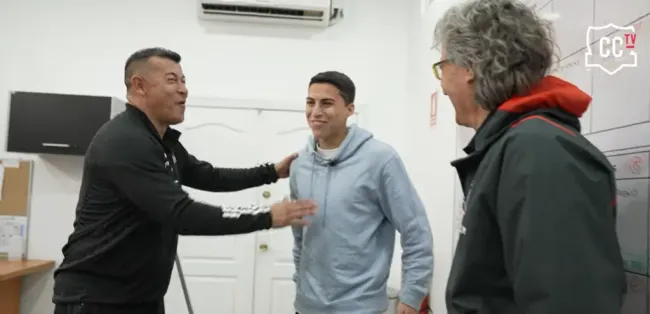 Jonathan Villagra, Almirón y Morón en la oficina del DT del Cacique. (Foto: Colo Colo TV).