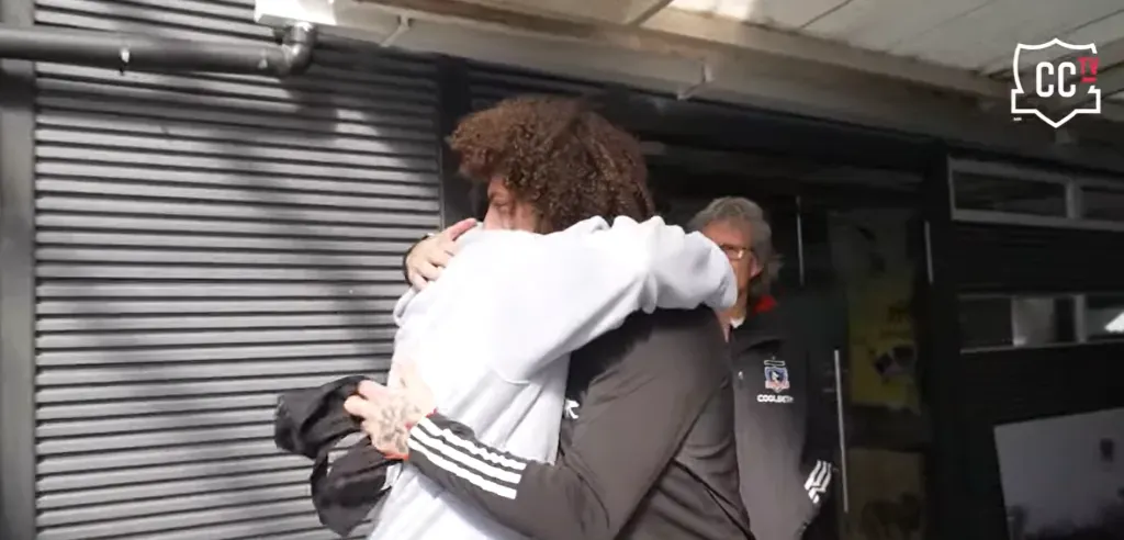Peluca Falcón recibió con afecto a Jonathan Villagra. (Captura Colo Colo TV).