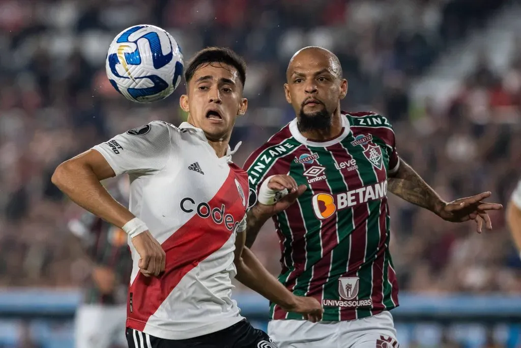 Pablo Solari ante Felipe Melo en la Libertadores. (Manuel Cortina | Imago).