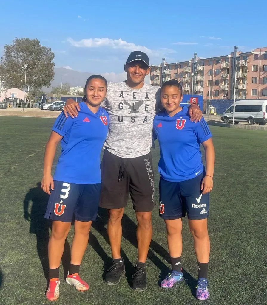 Chupete Suazo en el CDA de la U junto a sus gemelas azules.