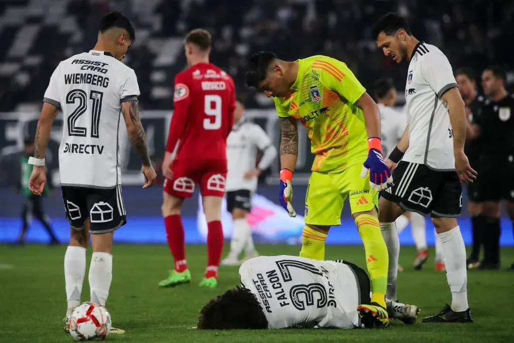 Maximiliano Falcón sufrió un golpe que lo dejó por varios minutos en el piso. Foto: Photosport.
