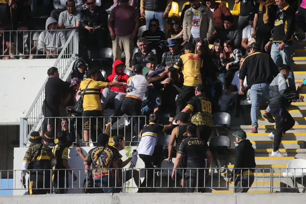 Lamentable: la pelea entre hinchas de Coquimbo Unido e infiltrados de U. de Chile | Photosport