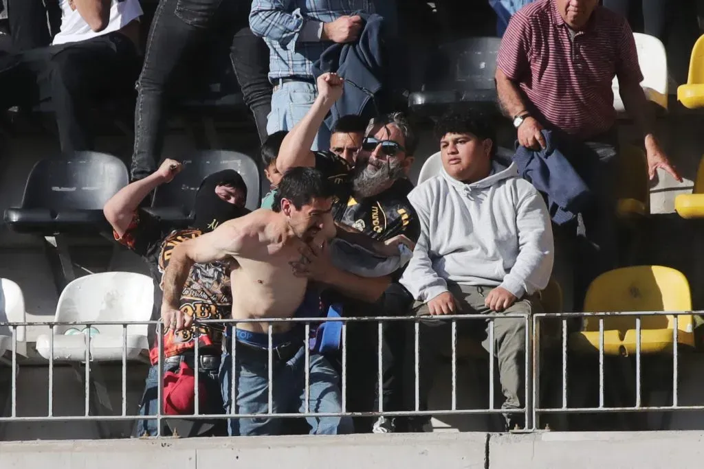Lamentable: la pelea entre hinchas de Coquimbo Unido e infiltrados de U. de Chile | Photosport