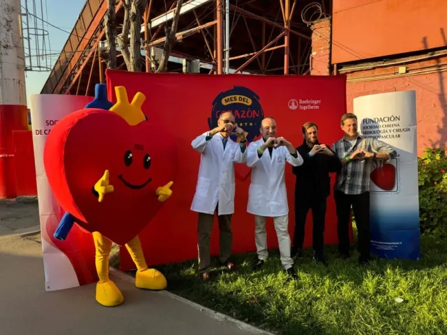 En la foto de izquierda a derecha el doctor Jorge Jalil, vicepresidente Sochicar; doctor Paulo Valderrama, director Fundación Sochicar; Felipe Correa, vicepresidente Cruzados, y Javier Sanguinetti, gerente comercial de Boehringer Ingelheim Chile.