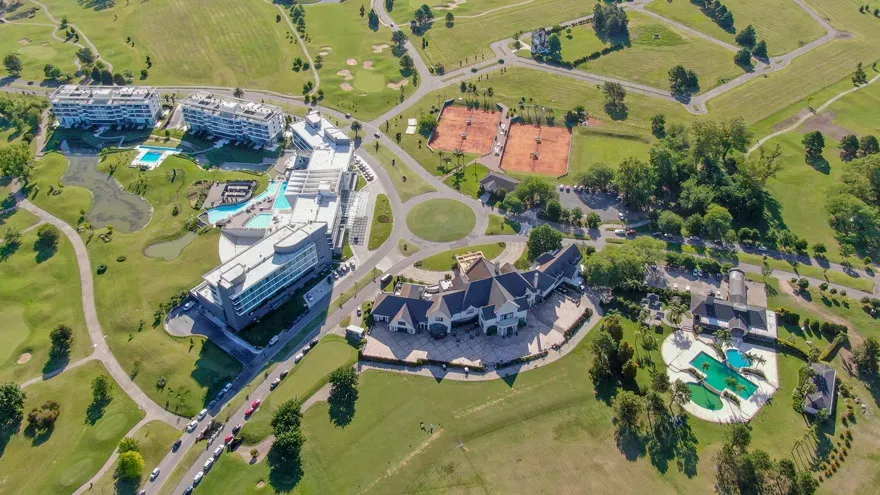 El Hotel Hilton Pilar Golf, sitio donde Colo Colo concentrará en Argentina previo a la vuelta ante River. | Foto: Archivo.