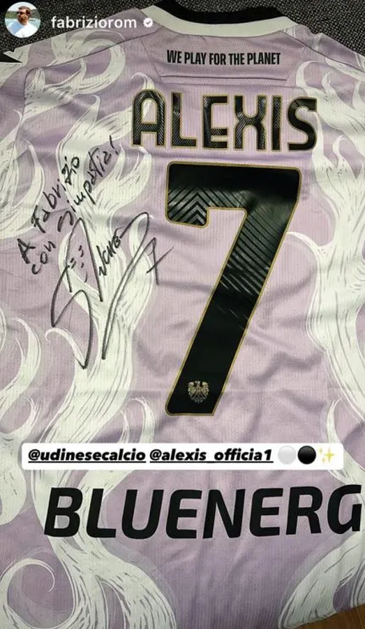 Alexis Sánchez le regaló la nueva camiseta del Udinese a Fabrizio Romano. Foto: Instagram.
