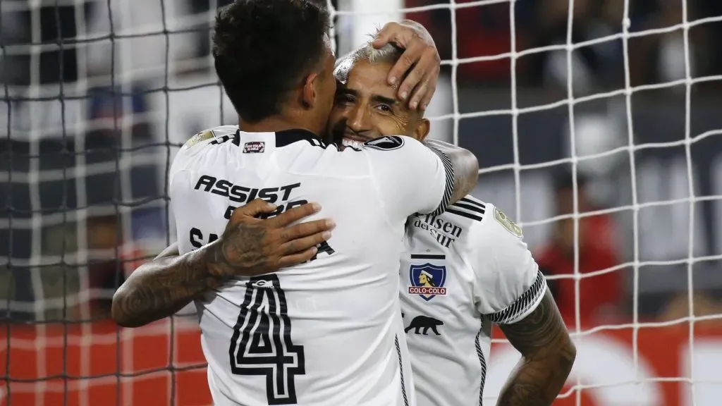 Alan Saldivia prometió cortarse el pelo como Arturo Vidal si Colo Colo elimina a River Plate en Copa Libertadores. Foto: Photosport.