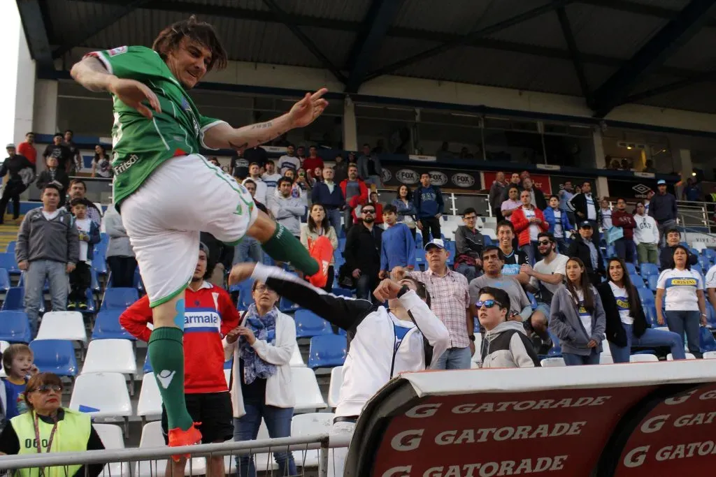 La imagen icónica de Pol contra el hincha de Universidad Católica. Imagen: Photosport
