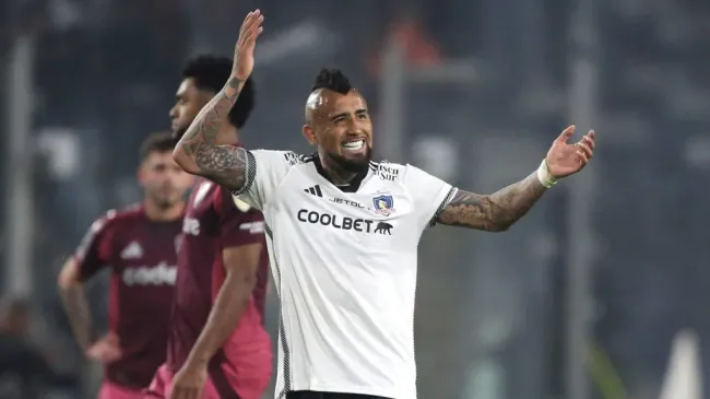 Arturo Vidal está viviendo un partido aparte con los hinchas de River Plate. Foto: Photosport.