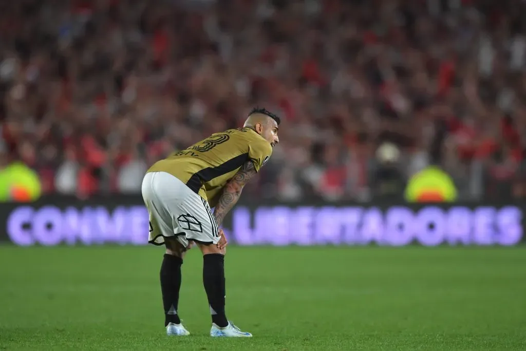 Arturo Vidal se lamenta por la derrota de Colo Colo. (Photo by Marcelo Endelli/Getty Images)