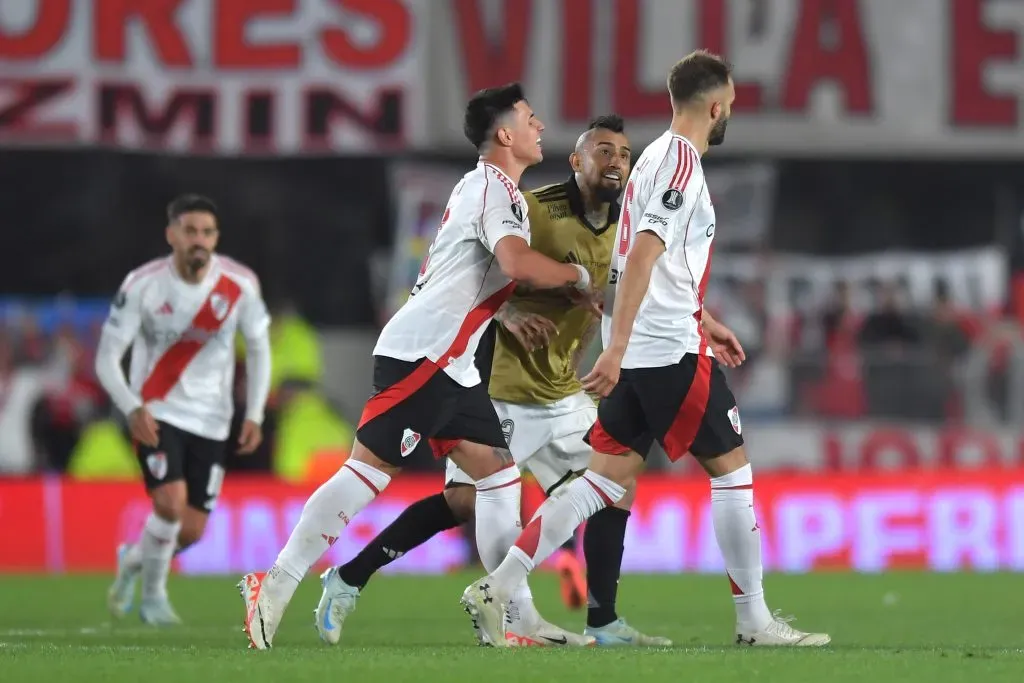 Arturo Vidal encaró a Germán Pezzella al final del partido entre River Plate y Colo Colo. Foto: Getty Images.