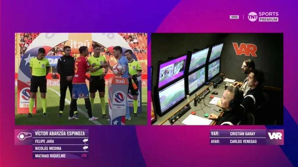 Cristián Garay en el VAR del partido entre Unión Española y O’Higgins