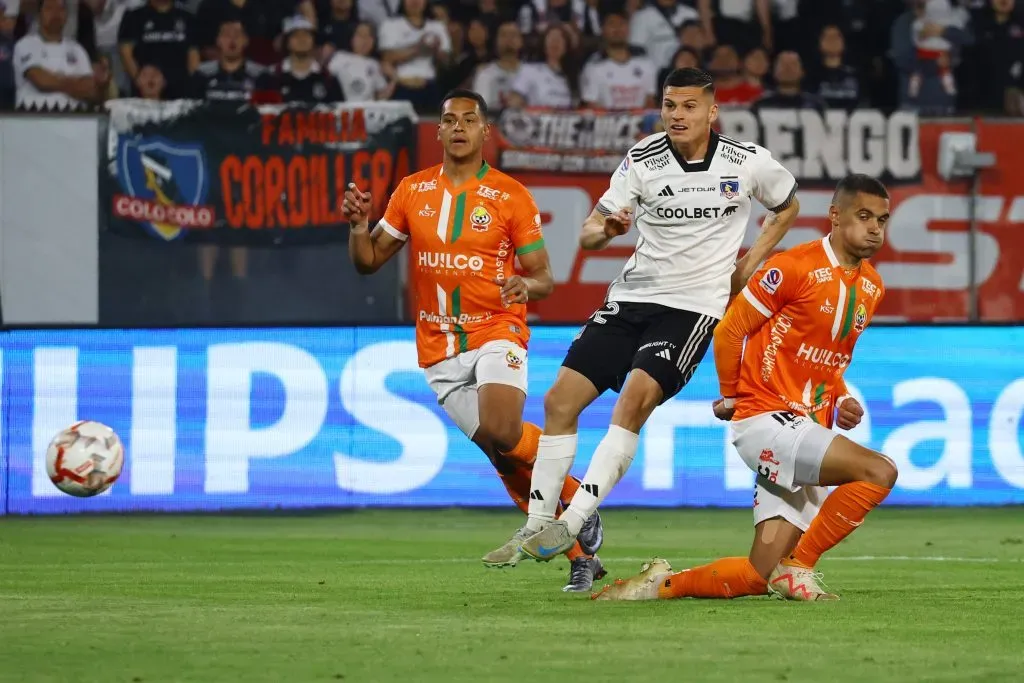 El momento en que Lucas Cepeda marcó el segundo gol de Colo Colo. Foto: Marcelo Hernandez/Photosport