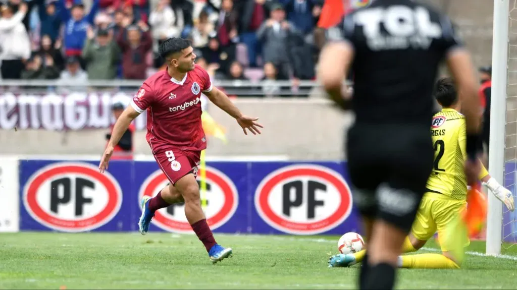 Arturo Sanhueza y Deportes La Serena celebraron el título que les da el ascenso a Primera División este domingo. Foto: Photosport.