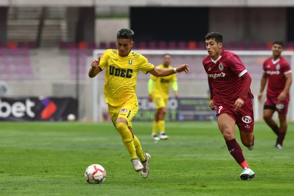 Carlos Lobos en acción por Deportes La Serena. (Alejandro Pizarro Ubilla/Photosport).