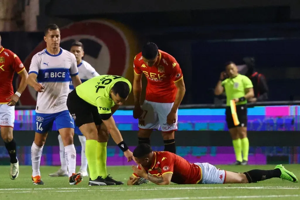 U. Católica apela al mal uso del VAR en la expulsión de Agustín Farías | Photosport