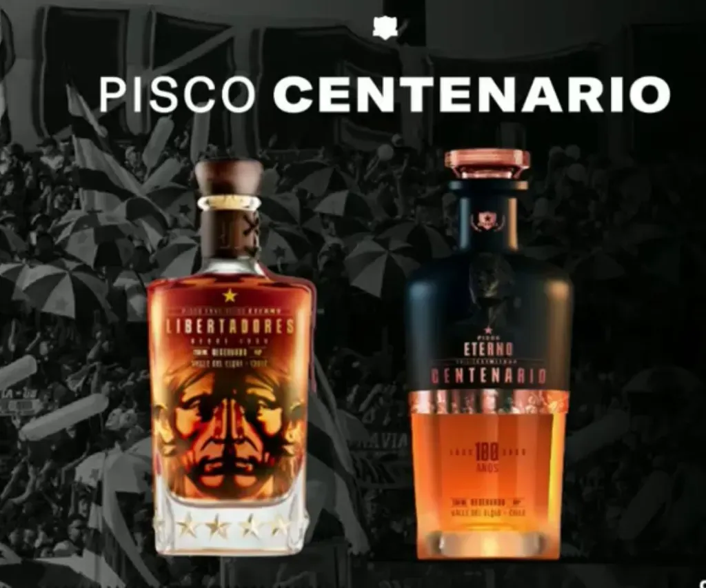 Las botellas del pisco Centenario, el licor que Colo Colo pondrá a la venta por sus 100 años. (Captura).