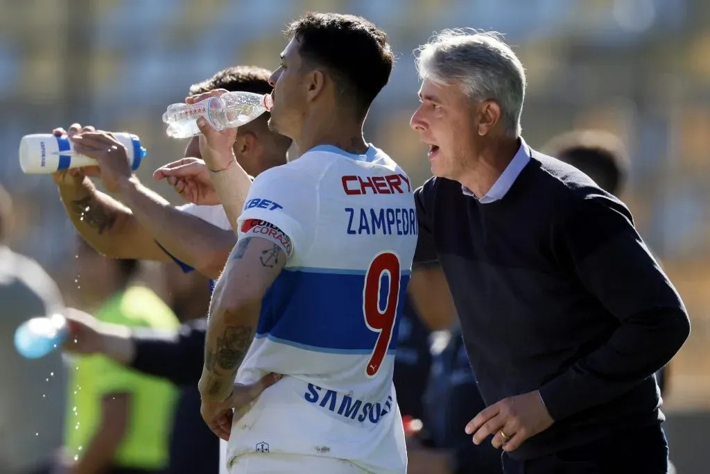 Tiago Nunes le da indicaciones al Toro. (Andres Pina/Photosport).