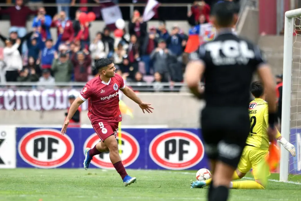 Lionel Altamirano marcó el gol que sentenció el título para La Serena. (Alejandro Pizarro Ubilla/Photosport).