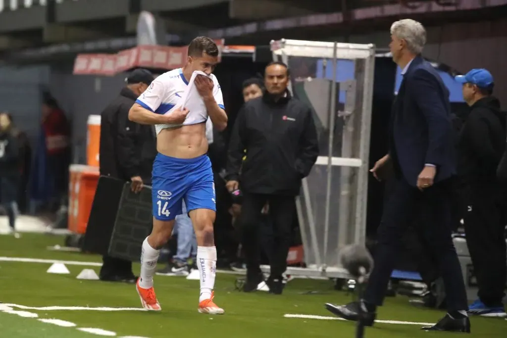 Agustín Farías también es baja en la UC. Foto: Jonnathan Oyarzun/Photosport