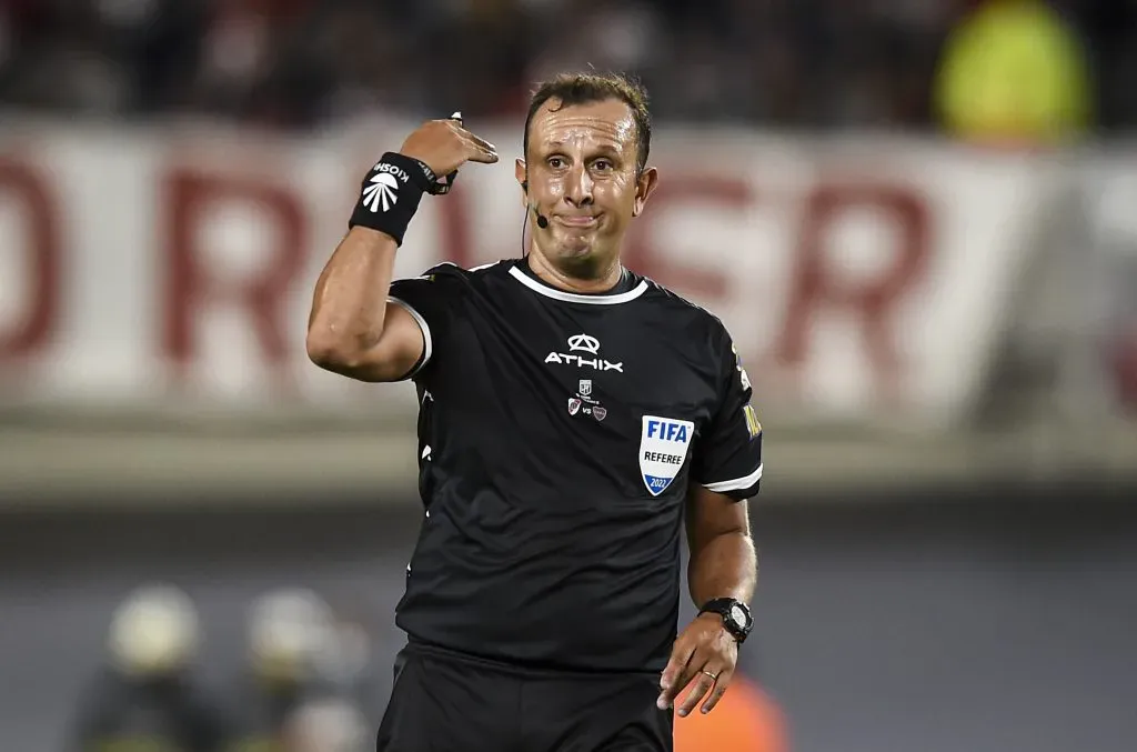Darío Herrera, el árbitro apuntado por Quinteros. (Marcelo Endelli/Getty Images).
