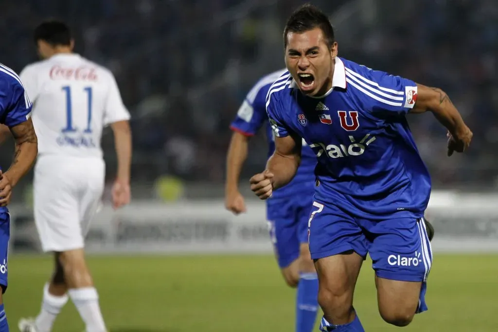 Eduardo Vargas gritó así uno de sus goles en la final de la Copa Sudamericana 2011. NDRES PINA/PHOTOSPORT